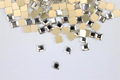 Vierkantje 4 mm Crystal Non hotfix Rhinestones figuren Superior Glamour kwaliteit (6050) (per 36 stuks)