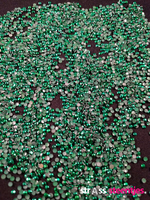 Hotfix Rhinestuds SS 6 Kleur Groen c.a. 5400 stuks