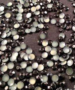 Hotfix Rhinestuds SS 20 Kleur Zwart c.a. 670 stuks