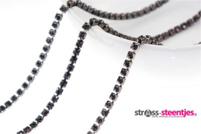 Strassketting 2.8 mm (SS10) Smoked Topaz - Black Cup (per meter)