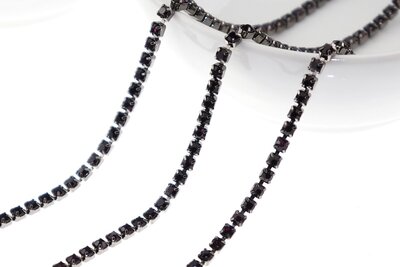 Strassketting 2.8 mm (SS10) Amethyst - Black Cup (per meter)