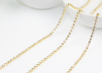 Strassketting 2.8 mm (SS10) Crystal - Gold Cup (per meter)