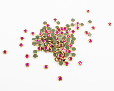 Hotfix Trim SS 16 Kleur Fuchsia in Gold cup (per 144 stuks)